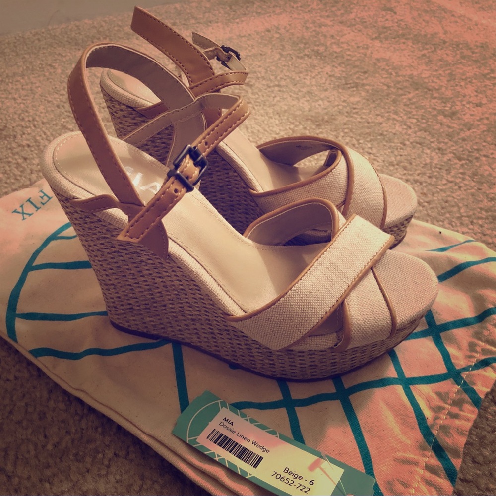 *Brand New* Dossie Linen Wedges
